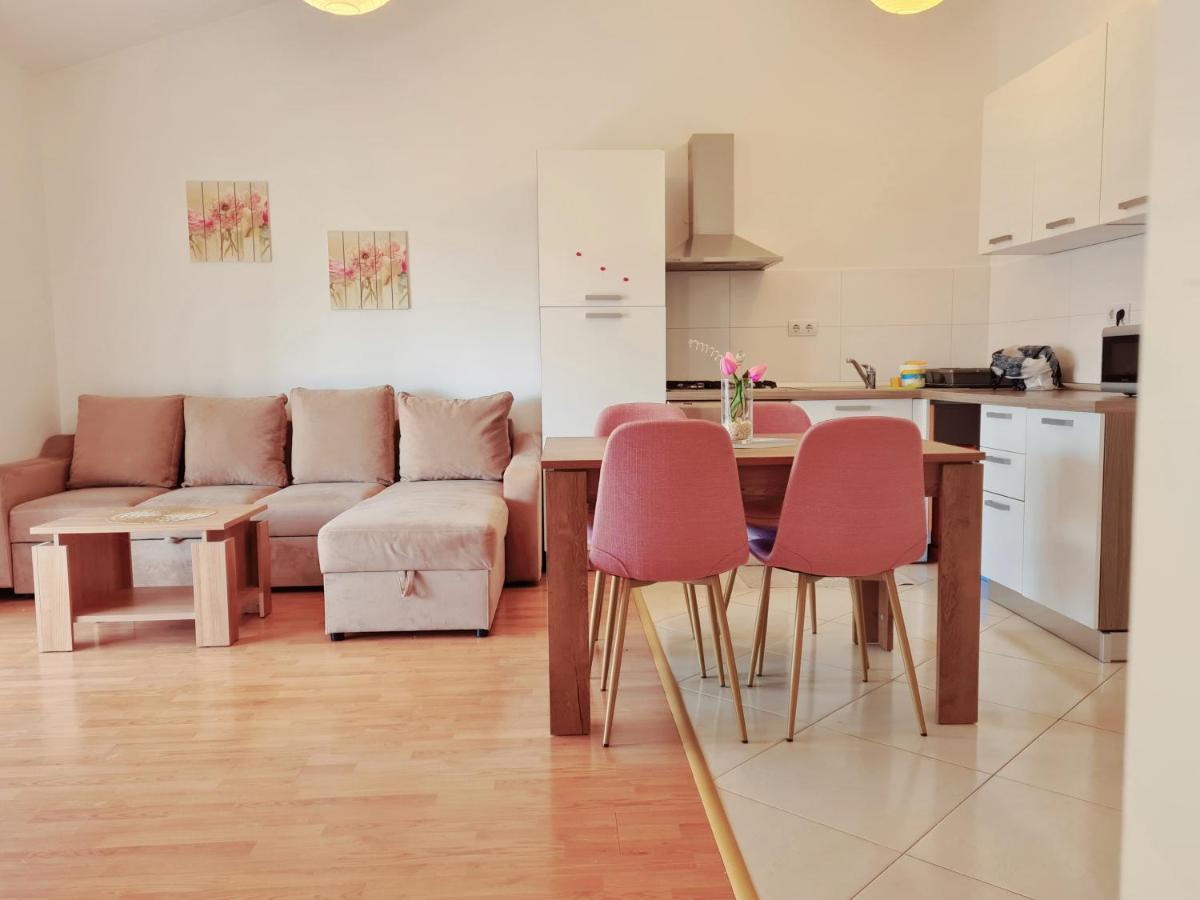 Apartment Nora Near The Beach Pula Exterior foto